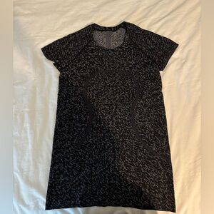 Lululemon Swiftly Shirt / size 4